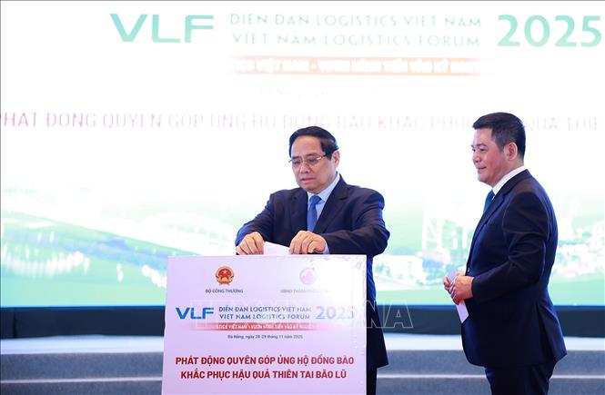 Thủ tướng Phạm Minh Chính và các đại biểu quyên góp ủng hộ đồng bào khắc phục hậu quả thiên tai. Ảnh: Dương Giang-TTXVN