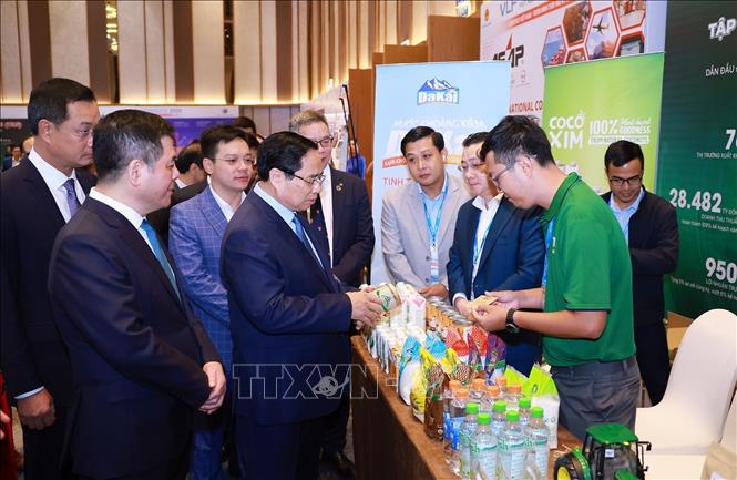 Thủ tướng Phạm Minh Chính tham quan trưng bày sản phẩm nông nghiệp, hậu cần, dịch vụ tại Diễn đàn Logistics Việt Nam năm 2025. Ảnh: Dương Giang-TTXVN