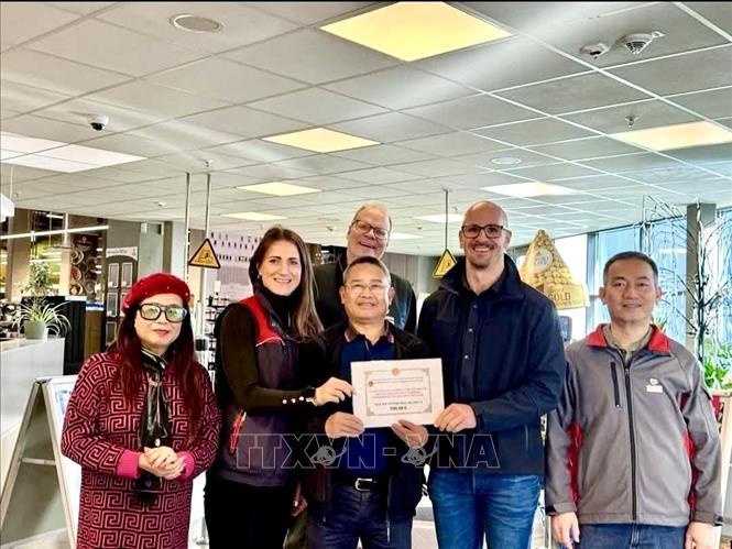 Ban lãnh đạo Selgros Lichtenberg, siêu thị bán buôn lớn tại Đức đóng góp 500 euro cùng cộng đồng Việt Nam. Ảnh: TTXVN 