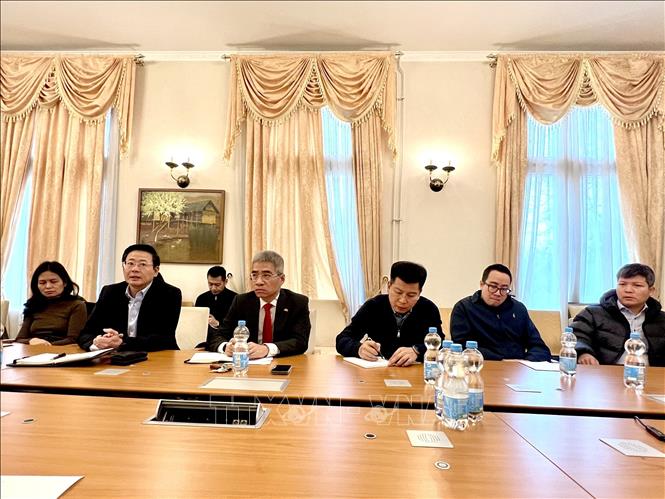 Đại sứ Nguyễn Đắc Thành (thứ ba từ trái) phát biểu tại lễ phát động quyên góp đợt hai ủng hộ đồng bào trong nước bị ảnh hưởng nặng nề bởi lũ lụt. Ảnh: Phương Hoa - PV TTXVN tại Đức 