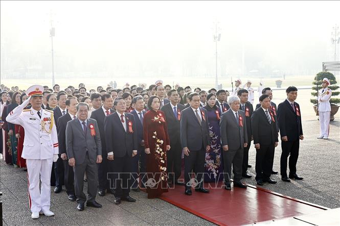 Chủ tịch Quốc hội Trần Thanh Mẫn và các Phó Chủ tịch báo công và vào lăng viếng Chủ tịch Hồ Chí Minh. Ảnh: Doãn Tấn - TTXVN