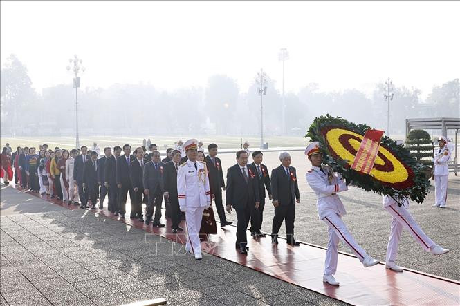 Chủ tịch Quốc hội Trần Thanh Mẫn và các Phó Chủ tịch báo công và vào lăng viếng Chủ tịch Hồ Chí Minh. Ảnh: Doãn Tấn - TTXVN