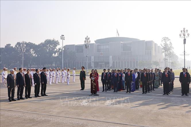 Chủ tịch Quốc hội Trần Thanh Mẫn và các Phó Chủ tịch báo công và vào lăng viếng Chủ tịch Hồ Chí Minh. Ảnh: Doãn Tấn - TTXVN