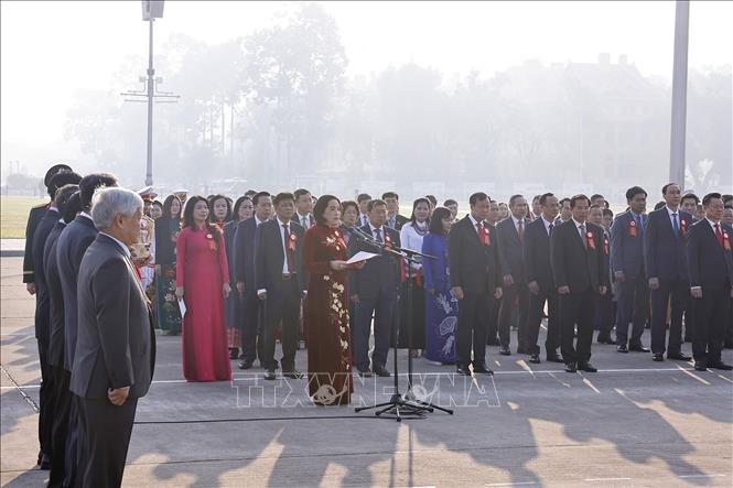Chủ tịch Quốc hội Trần Thanh Mẫn và các Phó Chủ tịch báo công và vào lăng viếng Chủ tịch Hồ Chí Minh. Ảnh: Doãn Tấn - TTXVN
