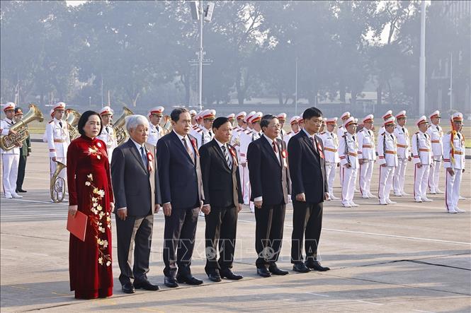 Chủ tịch Quốc hội Trần Thanh Mẫn và các Phó Chủ tịch báo công và vào lăng viếng Chủ tịch Hồ Chí Minh. Ảnh: Doãn Tấn - TTXVN