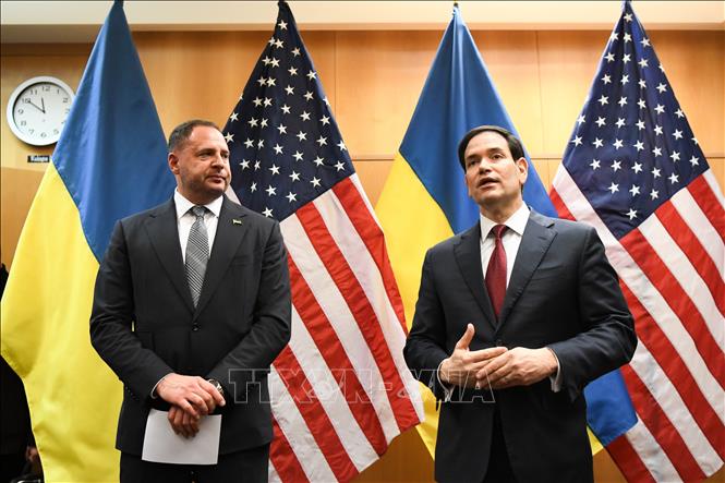 Chánh văn phòng Tổng thống Ukraine Andriy Yermak (trái) trong cuộc họp báo chung với Ngoại trưởng Mỹ Marco Rubio tại Geneva, Thuỵ Sĩ về thoả thuận hoà bình do Mỹ bảo trợ nhằm chấm dứt xung đột ở Ukraine, ngày 23/11/2025. Ảnh: THX/TTXVN