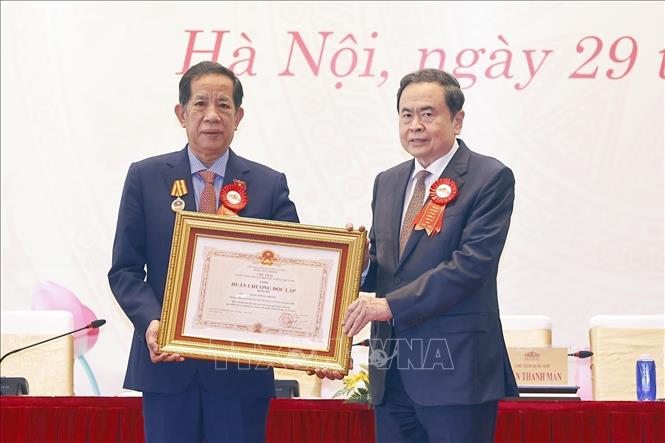 Chủ tịch Quốc hội Trần Thanh Mẫn trao Huân chương Độc lập hạng Ba tặng ông Đặng Thuần Phong, nguyên Phó Chủ nhiệm Ủy ban Văn hóa và Xã hội của Quốc hội. Ảnh: Doãn Tấn - TTXVN
