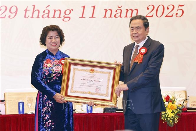 Chủ tịch Quốc hội Trần Thanh Mẫn trao Huân chương Lao động hạng Nhì tặng bà Nguyễn Thị Lệ Thủy, nguyên Phó Chủ nhiệm Ủy ban Khoa học, Công nghệ và Môi trường của Quốc hội. Ảnh: Doãn Tấn - TTXVN
