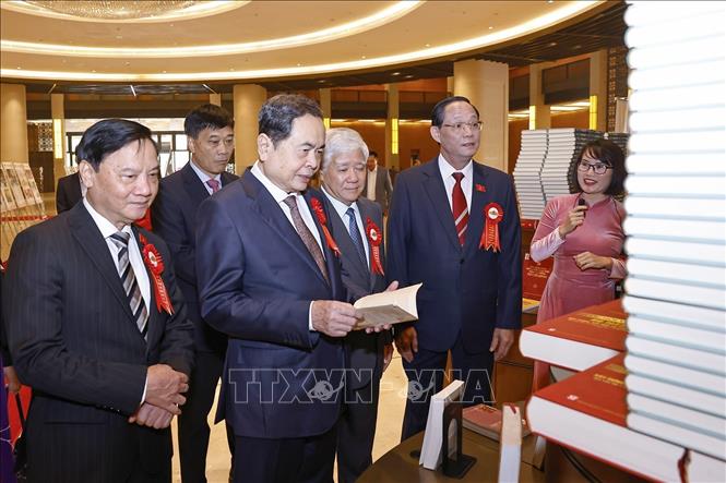 Chủ tịch Quốc hội Trần Thanh Mẫn và lãnh đạo Quốc hội xem Triển lãm Uỷ ban Thường vụ Quốc hội với phong trào thi đua yêu nước. Ảnh: Doãn Tấn - TTXVN