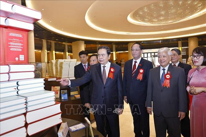 Chủ tịch Quốc hội Trần Thanh Mẫn và lãnh đạo Quốc hội xem Triển lãm Uỷ ban Thường vụ Quốc hội với phong trào thi đua yêu nước. Ảnh: Doãn Tấn - TTXVN