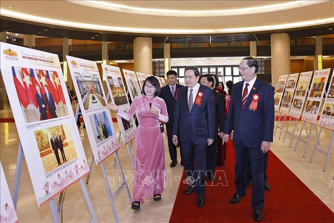 Chủ tịch Quốc hội Trần Thanh Mẫn và lãnh đạo Quốc hội xem Triển lãm Uỷ ban Thường vụ Quốc hội với phong trào thi đua yêu nước. Ảnh: Doãn Tấn - TTXVN