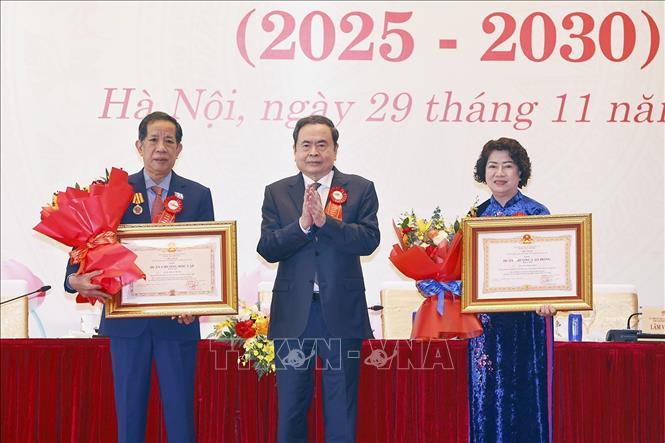 Chủ tịch Quốc hội Trần Thanh Mẫn trao Huân chương Độc lập hạng ba tặng ông Đặng Thuần Phong, nguyên Phó Chủ nhiệm Ủy ban Văn hóa và Xã hội của Quốc hội  và Huân chương Lao động hạng Nhì tặng bà Nguyễn Thị Lệ Thủy, nguyên Phó Chủ nhiệm Ủy ban Khoa học, Công nghệ và Môi trường của Quốc hội. Ảnh: Doãn Tấn - TTXVN
