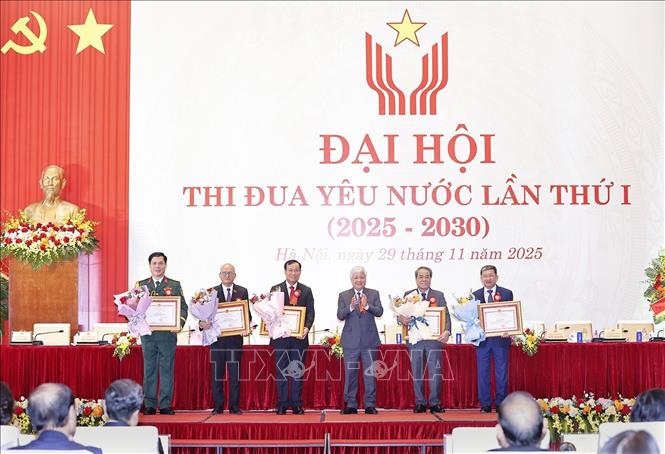 Phó Chủ tịch Thường trực Quốc hội Đỗ Văn Chiến trao Bằng khen của Uỷ ban Thường vụ cho các cá nhân có thành tích xuất sắc. Ảnh: Doãn Tấn - TTXVN
