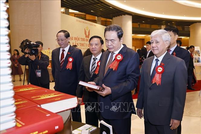 Chủ tịch Quốc hội Trần Thanh Mẫn và lãnh đạo Quốc hội xem Triển lãm Uỷ ban Thường vụ Quốc hội với phong trào thi đua yêu nước. Ảnh: Doãn Tấn - TTXVN