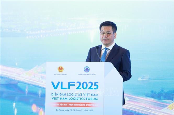 Minister of Industry and Trade Nguyen Hong Dien opens the forum. VNA Photo: Dương Giang