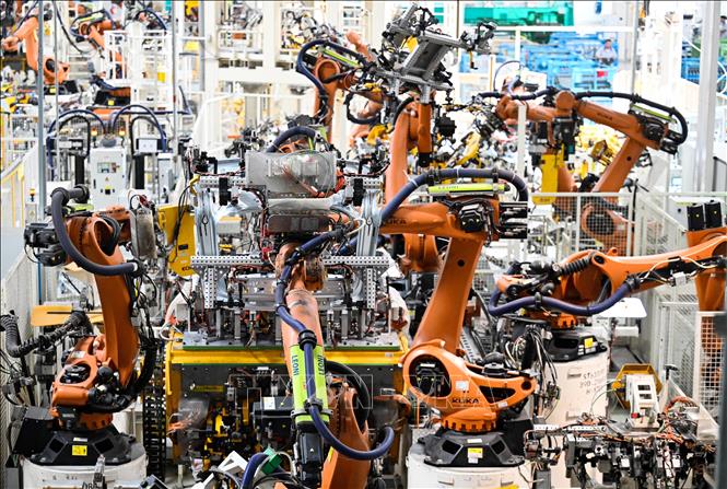Robot lắp ráp linh kiện trong phân xưởng tại nhà máy ô tô liên doanh Đức -  Trung Quốc FAW-Volkswagen ở Thiên Tân, Trung Quốc, ngày 7/7/2025. Ảnh: THX/TTXVN