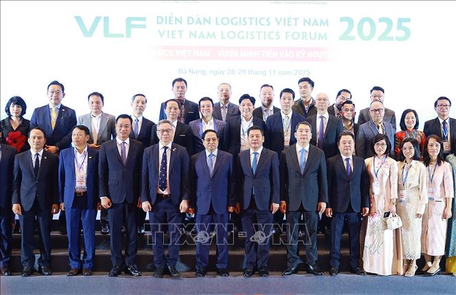 Thủ tướng Phạm Minh Chính với các đại biểu tham dự Diễn đàn Logistics Việt Nam năm 2025. Ảnh: Dương Giang-TTXVN
