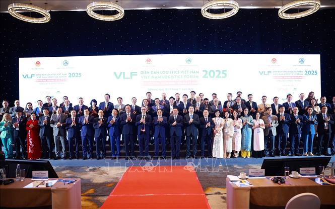 Thủ tướng Phạm Minh Chính với các đại biểu tham dự Diễn đàn Logistics Việt Nam năm 2025. Ảnh: Dương Giang-TTXVN