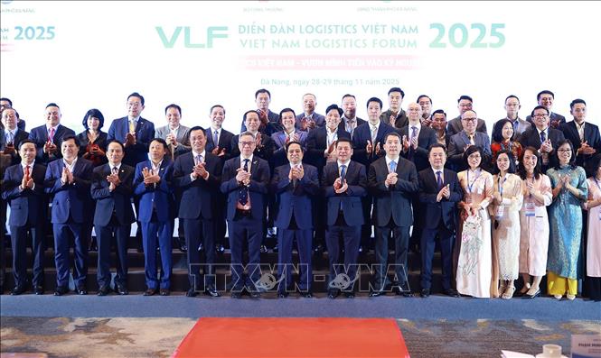 Thủ tướng Phạm Minh Chính với các đại biểu tham dự Diễn đàn Logistics Việt Nam năm 2025. Ảnh: Dương Giang-TTXVN
