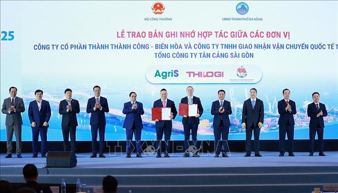 Thủ tướng Phạm Minh Chính chứng kiến Lễ trao Bản ghi nhớ hợp tác giữa các đơn vị. Ảnh: Dương Giang-TTXVN 
