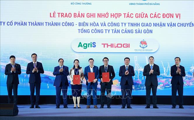 Thủ tướng Phạm Minh Chính chứng kiến Lễ trao Bản ghi nhớ hợp tác giữa các đơn vị. Ảnh: Dương Giang-TTXVN 
