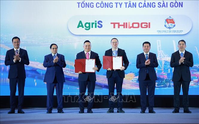 Thủ tướng Phạm Minh Chính chứng kiến Lễ trao Bản ghi nhớ hợp tác giữa các đơn vị. Ảnh: Dương Giang-TTXVN 
