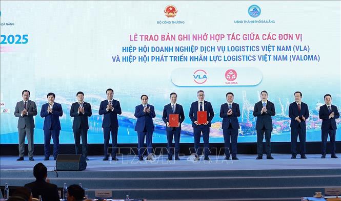 Thủ tướng Phạm Minh Chính chứng kiến Lễ trao Bản ghi nhớ hợp tác giữa các đơn vị. Ảnh: Dương Giang-TTXVN 
