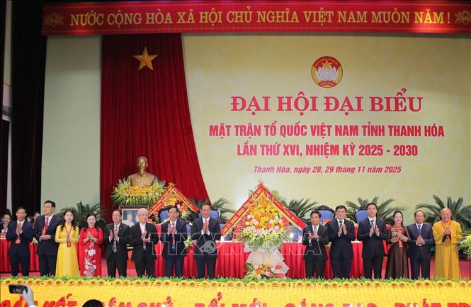 Lãnh đạo tỉnh Thanh Hóa tặng hoa chúc mừng Đại hội. Ảnh: TTXVN phát  