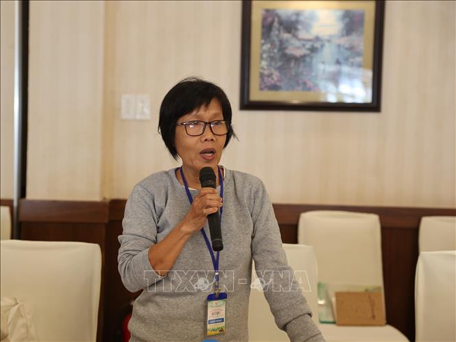 Bà Huỳnh Thị Thanh Vân, hộ trồng sen đạt chứng nhận OCOP tại xã Đất Đỏ chia sẻ tại hội thảo. Ảnh: Hoàng Nhị - TTXVN.