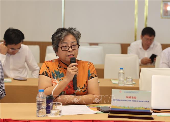 Bà Nguyễn Thị Hồng Vân, Công ty TNHH Nấm Hòa Long chia sẻ về quá trình xây dựng thương hiệu và đạt chuẩn OCOP. Ảnh: Hoàng Nhị - TTXVN.