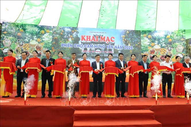 Các đại biểu thực hiện nghi thức cắt băng khai trương phiên chợ cam năm Hưng Yên năm 2025. Ảnh Mạnh Khánh-TTXVN