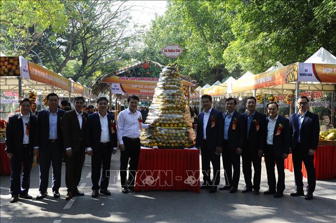 Các đại biểu tại phiên chợ cam. Ảnh Mạnh Khánh-TTXVN