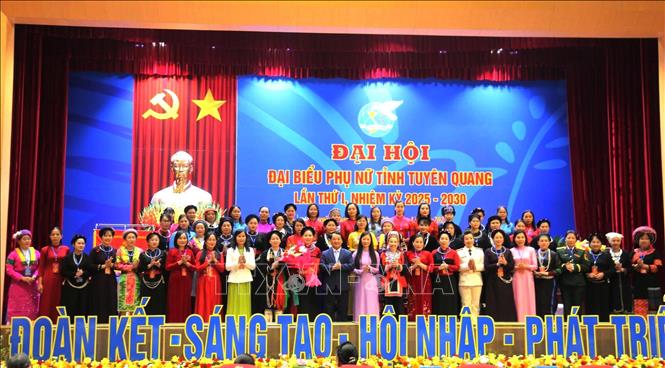  Bí thư Tỉnh ủy Tuyên Quang Hầu A Lềnh tặng hoa chúc mừng Ban Chấp hành Hội Liên hiệp phụ nữ tỉnh Tuyên Quang lần thứ I, nhiệm kỳ 2025 - 2030. Ảnh: Minh Tâm-TTXVN