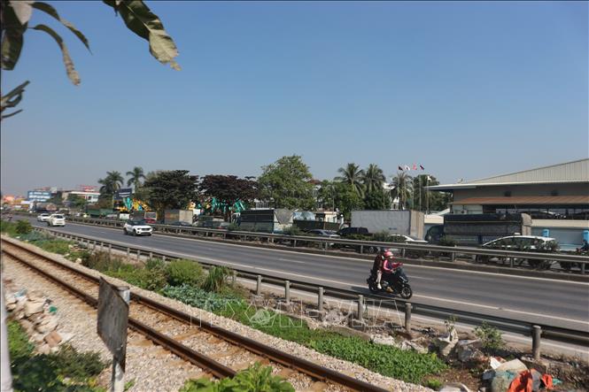  Một đoạn quốc lộ 5 qua địa bàn xã Như Quỳnh bị ùn ứ cục bộ hướng Hải Phòng - Hà Nội. Ảnh Mạnh Khánh-TTXVN                                 