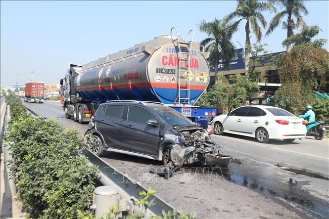 Xe ô tô con bị hư hỏng nặng phần đầu sau vụ va chạm. Ảnh Mạnh Khánh-TTXVN                                   