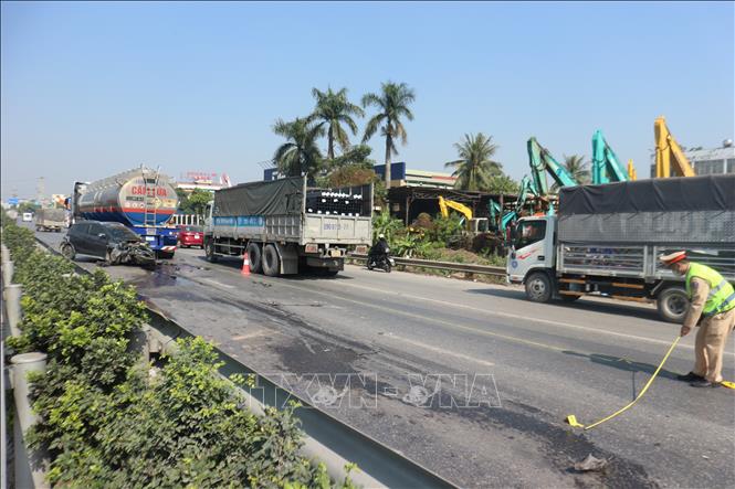  Cảnh sát giao thông Công an tỉnh Hưng Yên có mặt để bảo vệ hiện trường, phân luồng giao thông, xử lý vụ việc theo quy định. Ảnh Mạnh Khánh-TTXVN                                  