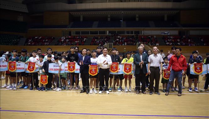 Ban Tổ chức tặng cờ lưu niệm cho các đoàn vận động viên dự Giải. Ảnh: Trần Lê Lâm - TTXVN