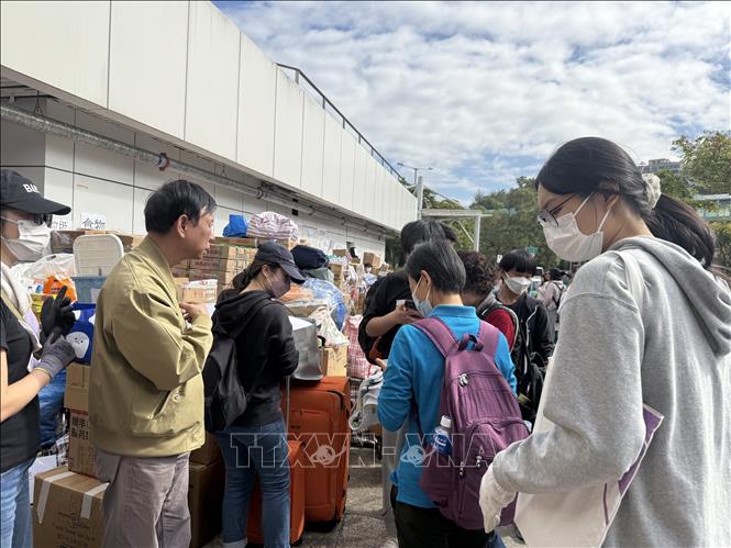Người dân đến nhận nhu yếu phẩm cần thiết tại một trạm cứu trợ. Ảnh: Mạc Luyện PV TTXVN tại Hong Kong 