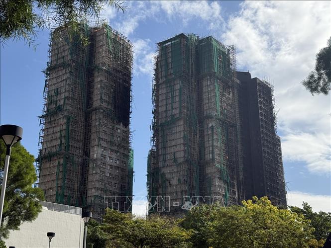 Hiện trường khu tổ hợp chung cư Wang Fuk Cout vào sáng 29/11.     Ảnh: Mạc Luyện PV TTXVN tại Hong Kong 