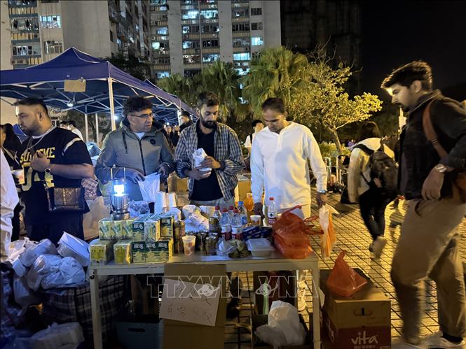 Nhiều người nước ngoài cũng lập các trạm cứu trợ cho người dân Hong Kong.  Ảnh: Mạc Luyện PV TTXVN tại Hong Kong