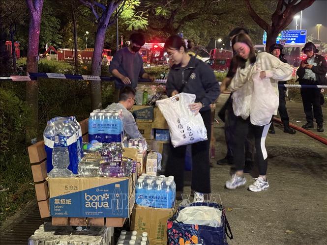 Các trạm phát nhu yếu phẩm cần thiết cho các gia đình bị ảnh hưởng của vụ hỏa hoạn. Ảnh: Mạc Luyện PV TTXVN tại Hong Kong