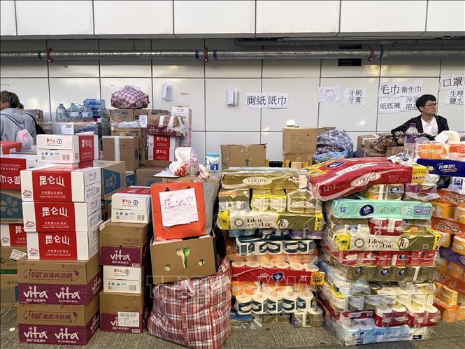 Các trạm cứu trợ tự phát cho các gia đình bị ảnh hưởng của vụ cháy.   Ảnh: Mạc Luyện PV TTXVN tại Hong Kong