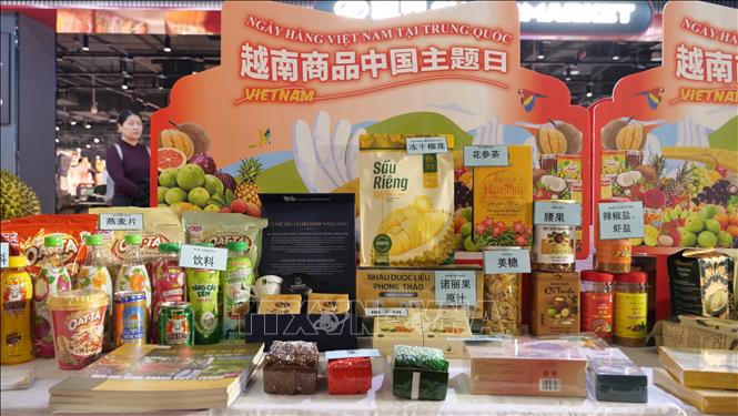 Một số sản phẩm của Việt nam được trưng bày tại sự kiện. Ảnh: Quang Hưng - Phóng viên TTXVN tại Trung Quốc.