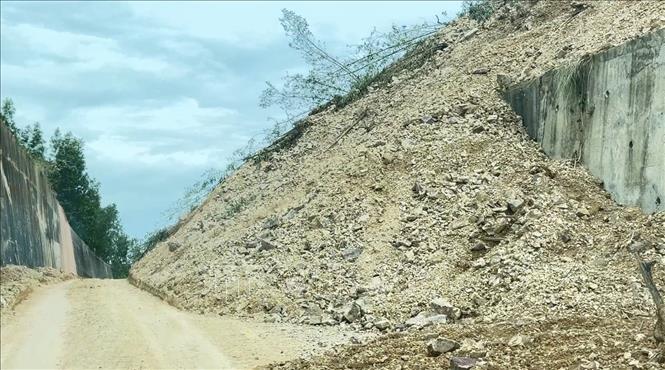 Một tuyến đường trên địa bàn xã Phú Mỡ dù có kè chắn nhưng vẫn bị sạt lở nghiêm trọng. Ảnh: Tường Quân – TTXVN 