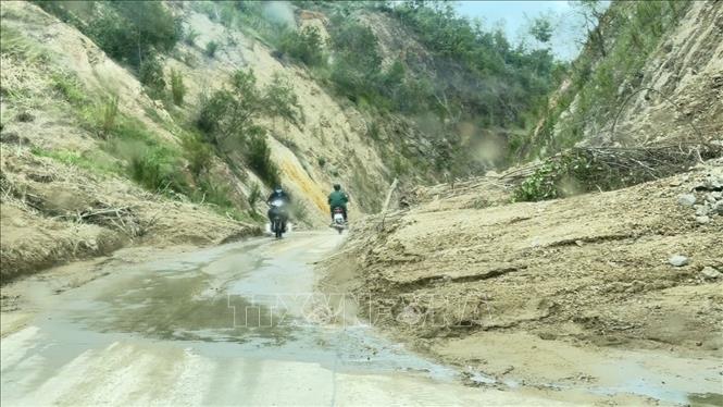 Một tuyến đường tỉnh lộ trên địa bàn tỉnh Đắk Lắk bị sạt lở, ảnh hưởng giao thông. Ảnh: Tường Quân – TTXVN 