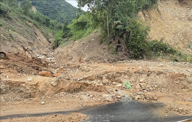 Đoạn đường có nguy cơ sạt lở cao tại xã Phú Mỡ, tỉnh Đắk Lắk. Ảnh: Tường Quân – TTXVN 