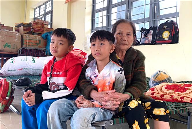 Người già và trẻ em trong thôn Tuy Dương được di dời đến nhà văn hóa thôn để đảm bảo an toàn. Ảnh: Tường Quân – TTXVN 