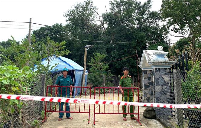 Lực lượng xã Ô Loan rào chắn khu vực có nguy cơ sạt lở cao tại thôn Tuy Dương. Ảnh: Tường Quân – TTXVN 