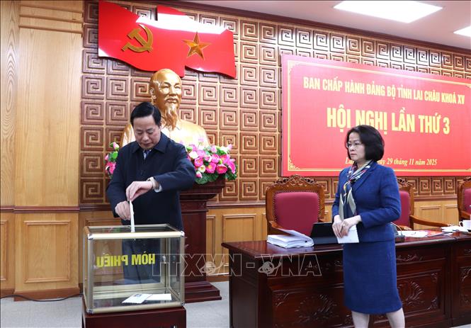 Các đại biểu tham gia ủng hộ đồng bào miền Trung, Tây Nguyên bị thiệt hại do mưa lũ. Ảnh: Việt Dũng - TTXVN