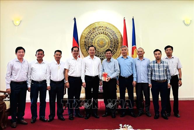 Đoàn công tác tỉnh Tây Ninh do Phó Chủ tịch Ủy ban Nhân dân (UBND) tỉnh Đoàn Trung Kiên (thứ 5, từ trái qua) làm trưởng đoàn chào xã giao lãnh đạo Đại sứ quán Việt Nam tại Campuchia. Ảnh: TTXVN phát